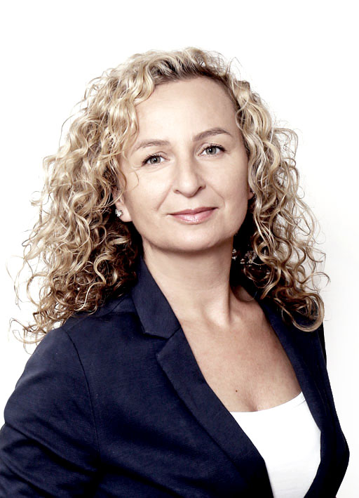 Biznis portrét dámy s kučeravými vlasmi na čiernom pozadí