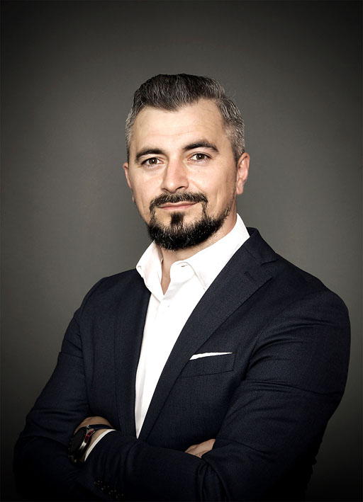 Biznis portrét pána v čiernom saku na bielom pozadí