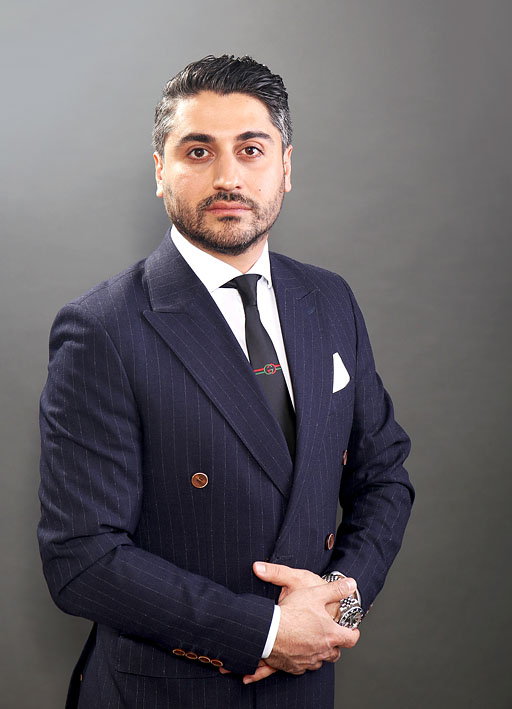 Biznis portrét finančného poradcu vo fotoateliéri v Košiciach