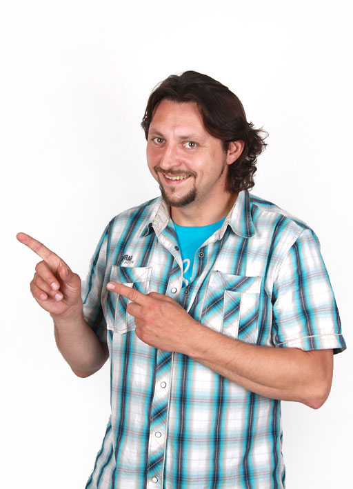 Portrétová fotografia herca Lukáša Latináka vo fotoateliéri