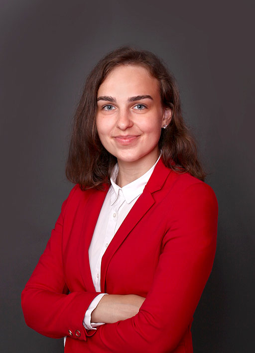 Portrétová fotografia ženy v červenom saku vo Fotoštúdiu 33