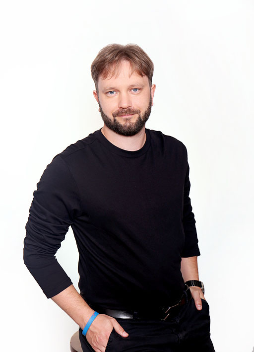 Biznis portrét muža v sede, polocelok vo fotoateliéri