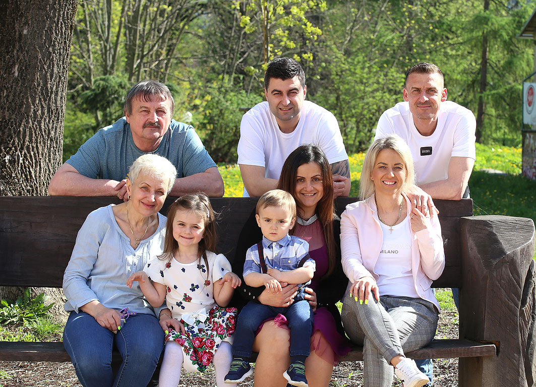 Viacgeneračná rodinná fotograviav barčianskom parku pri Košiciach
