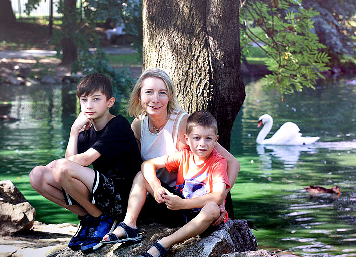 Rodinná fotografia s labuťou v pozadí