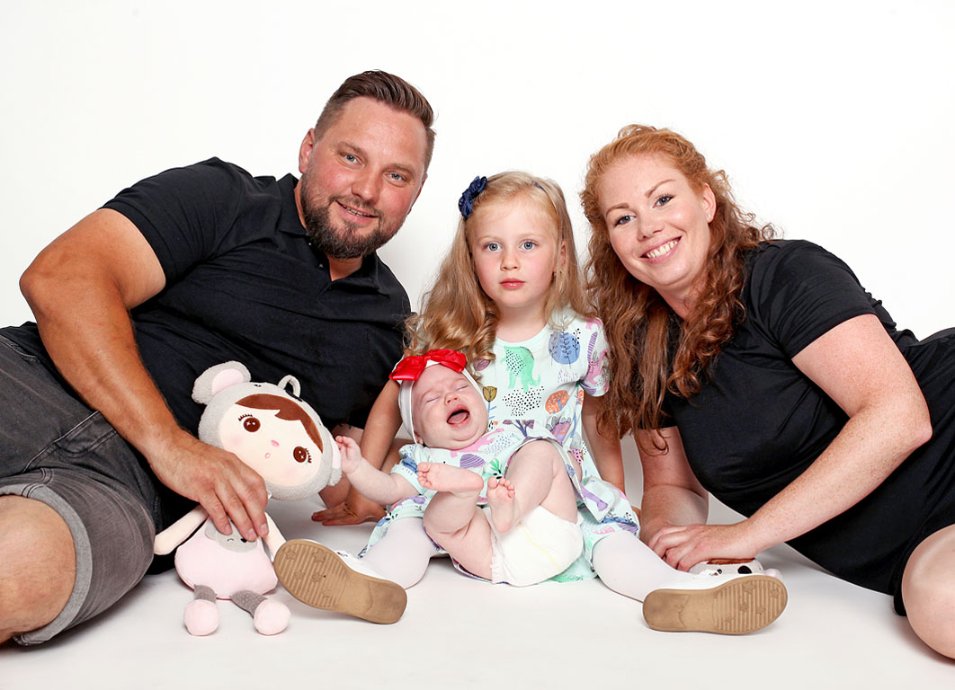 Odfotená rodina u nich doma