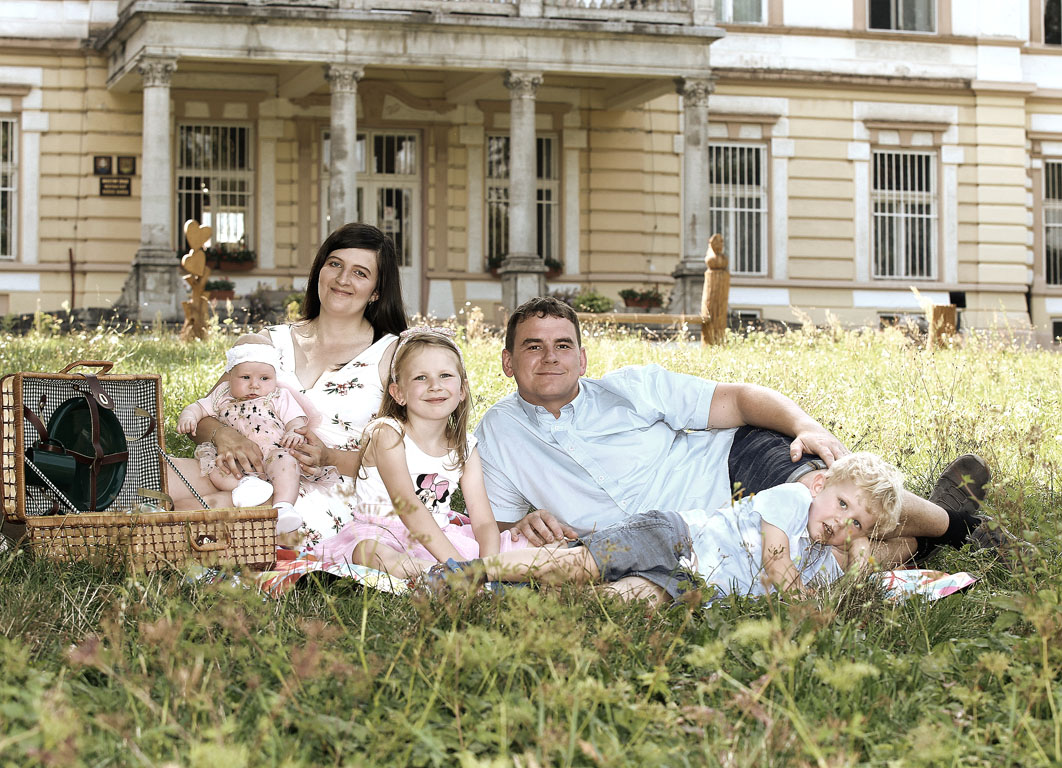 Rodinný piknik v parku v Barci počas rodinného fotenia